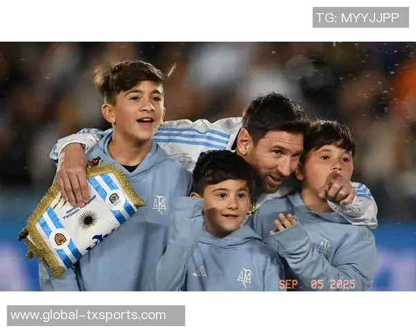 两位金球先生的传奇相遇2006年魔笛首秀梅西国家队首球回顾 两位金球先生的传奇相遇2006年魔笛首秀梅西国家队首球回顾