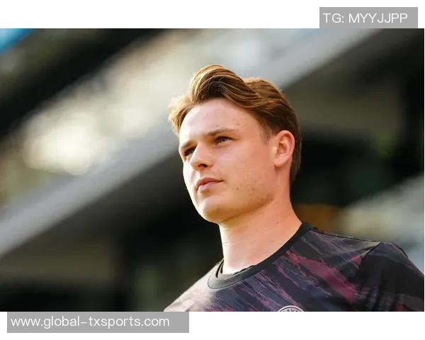 拜仁发布客战门兴海报乌尔比希与莱默尔共同亮相展现团队精神