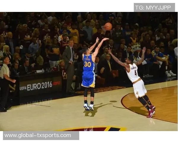 库里生涯第111次半场得分20并贡献5记三分球超越利拉德64次成就辉煌