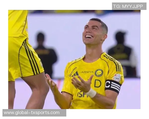 C罗单刀挑射被扑裁判判越位引发争议球迷热议比赛判罚