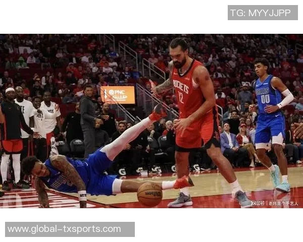 火箭训练营第4日精彩瞬间KD与谢泼德击掌卡佩拉与亚当斯温馨相拥